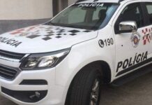 Idoso é preso após amarrar cachorro em carro e arrastá-lo na rua