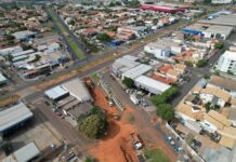 Obra antienchente interdita trecho da Av. Emílio Arroyo Hernandes