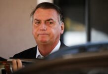 Na véspera de julgamento no TSE, Bolsonaro evita falar sobre inelegibilidade e nega ataque à democracia em reunião com embaixadores