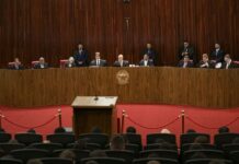 Moraes suspende julgamento de Bolsonaro no TSE; ministros votam a partir de terça (27)