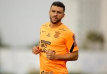 Júnior Moraes vai à Justiça para romper contrato com o Corinthians e cobra R$ 3,8 milhões