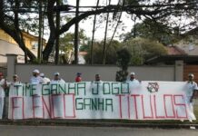 Torcida protesta em empresa de Leila e pede reforços no Palmeiras: “Avião não é contratação”