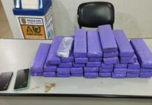 Dupla é flagrada com tijolos de maconha após carro bater contra muro em Olímpia