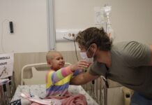 Ex-jogador Diego Lugano visita hospital e ‘dá sorte’ para menina com leucemia que fez transplante: ‘Medula pegou’