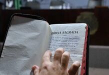 Justiça proíbe uso da frase ‘sob a proteção de Deus’ e leitura bíblica em sessões da Câmara na região