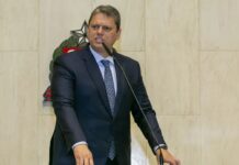 Tarcísio diz que vai ampliar ensino cívico-militar em SP após Lula encerrar programa