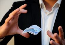 PIRÂMIDE FINANCEIRA: O GOLPE QUE DESMORONA