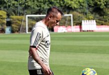 Rafinha retorna da Alemanha, treina e deve ser titular contra o Corinthians