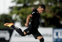 Corinthians volta a São Paulo e faz treino repleto de garotos antes de jogo da Sul-Americana