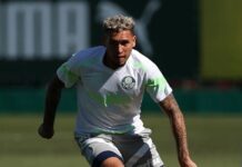 Rafael Navarro participa de treino em meio a definição para sua saída do Palmeiras