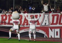 Pato marca e veste cabeça do mascote do São Paulo para festejar: “Não conseguia tirar”