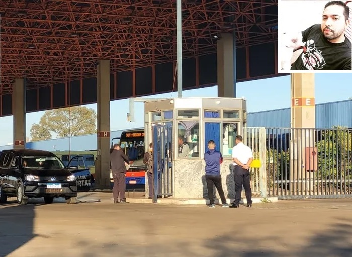 Um ônibus em uma garagem escura com uma placa que diz 'proibido