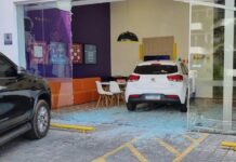 Carro invade escola de idiomas e deixa duas crianças feridas em Rio Preto