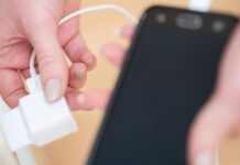 Neoenergia Elektro reforça dicas para prevenir acidentes ao carregar o celular