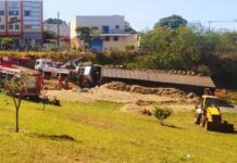 Caminhão com bagaço de cana-de-açúcar tomba e interdita acesso à BR-153