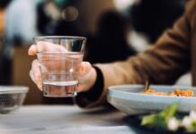 Minuto com a Nutri – Tomar água junto com a refeição faz mal: mito ou verdade?
