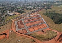 Obra de desfavelamento avança para etapa de asfalto