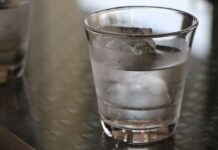 Assembleia de SP aprova lei que obriga bar e restaurante a darem água potável de graça