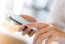 Pesquisas confirmam que telefones escutam suas conversas; aprenda a impedir coleta