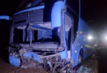 Motorista morre após invadir rodovia na contramão e bater carro de frente com ônibus na Washington Luís