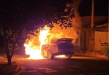 Homem é preso ao tentar enforcar esposa e colocar fogo em carro