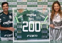 Abel recebe homenagem no Palmeiras e diz: “Tudo faremos para proporcionar alegrias”