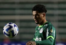 Palmeiras encaminha renovação com lateral bicampeão da Copinha e estipula multa de R$ 539 milhões