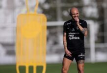 Fábio Santos aprova revezamento na lateral do Corinthians e diz manter planos de aposentadoria