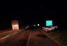 Homem morre ao invadir pista contrária e caminhonete bater de frente com carreta na BR-153
