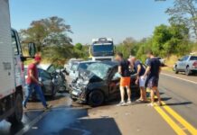 Motorista sem CNH e com bebê no carro provoca acidente grave em Mendonça