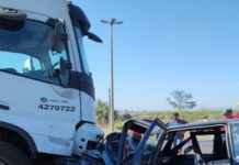 Colisão entre carro e bitrem deixa motorista ferido