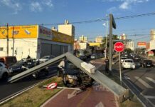 Carro derruba semáforo em avenida de Rio Preto