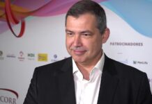 Cooperativa de crédito promove palestra motivacional com entrada em prol do Fundo Social de Solidariedade
