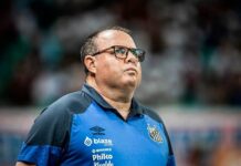 Em negociação com Carille, Santos mantém interino Marcelo Fernandes contra o Vasco