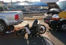 Moto é prensada por van e caminhonete em Fernandópolis