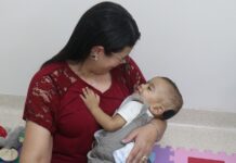 Criança de 1 ano escuta pela primeira vez após implante coclear no HCM de Rio Preto