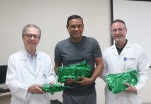 Ex-jogador Müller visita crianças no HCM e se diz impressionado com o hospital