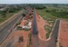 Desfavelamento: nova rua de acesso ao bairro recebe asfalto