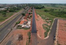 Desfavelamento: nova rua de acesso ao bairro recebe asfalto