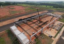 Obra de cobertura do Centro de Eventos avança