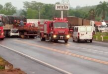 Acidente envolve duas carretas e um carro em rodovia de Ouroeste