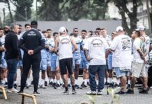Torcedores organizados do Santos se reúnem com elenco após goleada e mantêm apoio