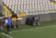 Técnico do Santos carrega imagem de santa em “volta olímpica” na Vila Belmiro após goleada