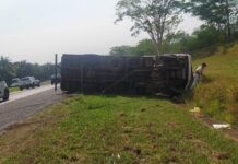 Caminhão carregado com carne tomba na Rodovia Washington Luís em Mirassol