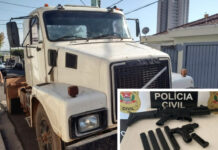 DEIC apreende armas, caminhão e documentos