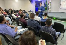 Palestra “Reprogramando sua Empresa para o Lucro” reúne empresários no auditório da ACV