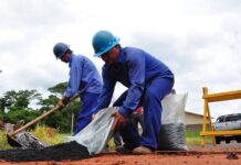 Saev Ambiental trabalha para desentupir rede de esgoto na zona norte