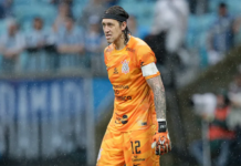 Cássio diz que “joelho travou” e sai com gelo, mas não preocupa no Corinthians