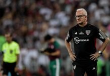 Dorival elogia estreantes e critica arbitragem em derrota do São Paulo: “Interferência direta”
