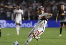 Gabriel Neves recebe o terceiro amarelo e desfalca o São Paulo contra o Santos